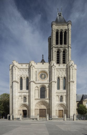 Basilique de Saint-Denis, faade occidentale restaure en 2015