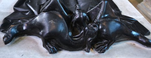 Dragons aux pieds du gisant Marie de Brienne - Basilique St Denis CDT93lp
