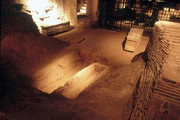 Crypte archologique avec la fosse de Denis. P.Cadet  CMN 
