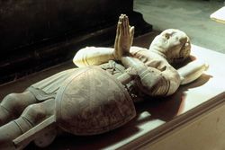 Gisant de Bertrand Du Guesclin (1320 -1380), conntable de Charles V. Cette inhumation est l'une des premires d'une liste de dix grands serviteurs de la royaut. Cette sculpture est l'oeuvre de Thomas Priv et Robert Loisel, elle montre un chevalier portant pe et cu. P.Cadet  CMN