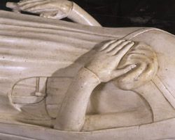 Gisant de Jeanne de Bourbon (morte en 1377), pouse de Charles V. Il s'agit du seul exemple de gisant d'entrailles  la basilique, reconnaissable par le petit sac sculpt dans la main gauche du personnage. Ce gisant a t ramen du couvent des Clestins de Paris aprs la Rvolution, celui originellement en place  la basilique a t dtruit  la Rvolution. P.Lematre  CMN