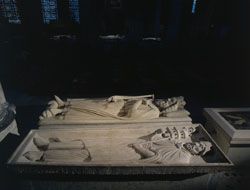 Photo de deux gisants, Childebert, au premier plan, Clovis au second, situ dans le choeur. Le gisant de Childebert, fils de Clovis, provient de Saint Germain des Prs. C'est le plus ancien conserv dans la France du Nord, il a la particularit d'tre un mplat. Celui de Clovis a t ralis au XIIIe sicle pour l'abbaye parisienne de sainte Genevive. P.Lematre  CMN.