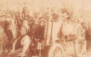 Arrive en charrette  Saint-Denis en 1906 de Bretons venant travailler  la verrerie de La Plaine. (Archives municipales de Saint-Denis 2 Fi 3/141).