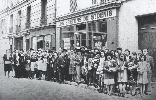 Les Bretons de Saint-Denis : Devant le local de l'Amicale en 1958 - Collection Amicale des Bretons de Saint-Denis