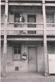 L'crivain Denis Fernandez-Recatala devant le logement familial au 3 passage Boise - 1981 - Photo Marc Pataut