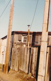 Une maison en auto-construction du quartier Cristino Garcia dans les annes 1980. Archives municipales de Saint-Denis ? 45Fi4/5