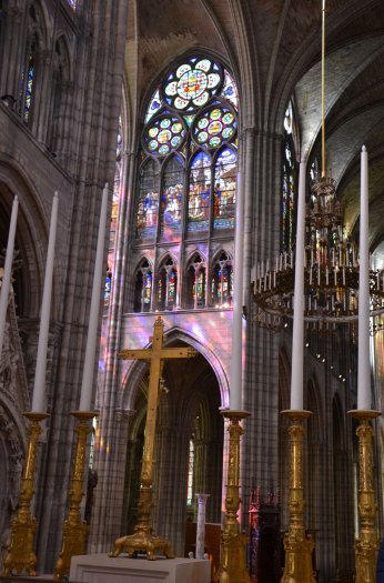 Basilique St Denis, cierges, vitraux - CDT93lp