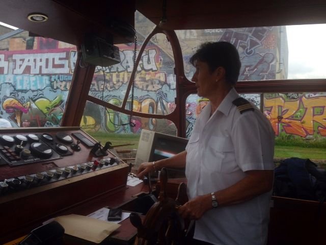 Capitaine de bateau sur le canal de l'Ourcq