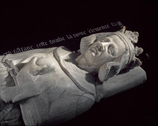 Gisant de coeur de Charles Ier, roi de Sicile.  Pascal Lematre - Centre des monuments nationaux.