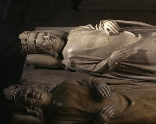 Gisants de Philippe VI de Valois, au premier plan, et de Jean II le Bon.  Pascal Lematre - Centre des monuments nationaux.