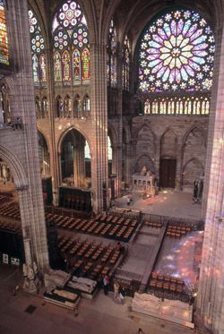 Croise du transept baigne de couleurs. P.Cadet  CMN 