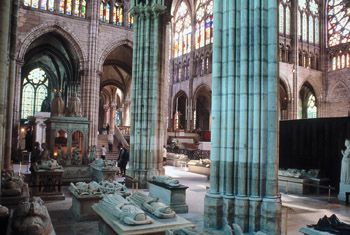 Vue de la ncropole royale. Ct nord de la basilique. P.Cadet  CMN 