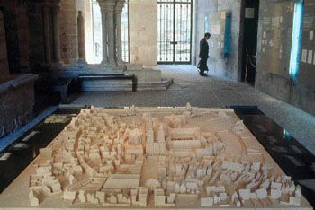 Salle d'accueil et sa maquette. Il s'agit du premier espace de visite, prlminaire  la basilique. P.Cadet  CMN 