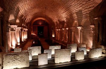 Sarcophages de pltre de la ncropole aux abords de la basilique mrovingienne. Pour l'exposition Basilique Secrtene des panneaux orns restituaient au visiteur le rpertoire vari d'une trange iconographie funraire. Chapelle d'Hilduin.  P. Cadet - CMN.