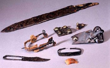 Tombe d'homme arm (1re moiti du VIIe sicle) ; ncropole aux abords de l'glise saint-Barthlemy, fouilles UASD.  J. Mangin - Unit d'Archologie de la ville de Saint-Denis.