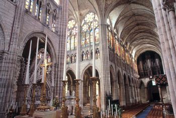 Vue gnrale de la nef. Les reconstructions de la partie suprieure du chevet de Suger et du vaisseau ainsi que l'ajout d'un transept ont t lancs et suivis par les abbs Eudes Clment puis Matthieu de Vendme ds 1231. Les travaux s'chelonnent sur tout le XIIIe sicle.  P.Cadet  CMN