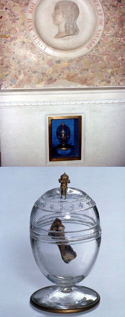 En haut, le cnotaphe de Louis XVII accompagn, dsormais, du coeur.  J.Maill - CMN. En bas, le coeur de Louis XVII, dans son vase de cristal.  P. Cadet - CMN.