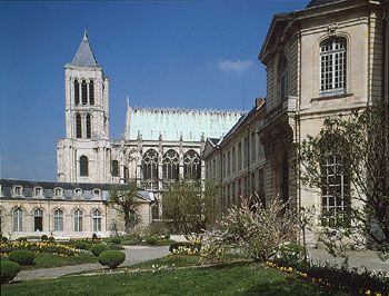 Vue de la basilique  partir de l'ancienne abbaye. La communaut de moines est dissoute en septembre 1792, l'ensemble monastique devient Maison d'Education de la Lgion d'Honneur par dcret de Napolon ds 1806. Ces btiments datent du XVIIIe sicle et sont l'oeuvre de l'architecte Robert de Cotte. P.Lematre  CMN 