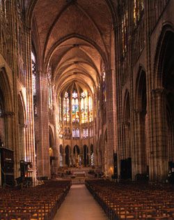 Vue de la nef et du choeur de l'abbatiale. On distingue les colonnettes engages des piliers. P.Lematre   CMN