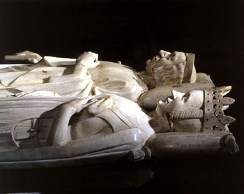 Gisants de Charles V et Jeanne de Bourbon. Le premier tait autrefois intgr  un dcor architectural polychrome. Le second n'est pas celui d'origine, le gisant de corps de Jeanne de Bourbon a t dtruit pendant la Rvolution. Il s'agit ici de son gisant d'entrailles, autrefois au couvent des Clestins de Paris. P.Lematre  CMN