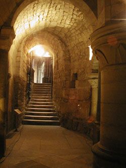 Descente dans la crypte. Photo Sofiane Kebbous 