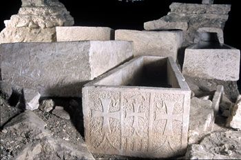 Sarcophagus in place, after excavations in the archaelogical crypt by M.Fleury. the sarcophagus in the foreground, with the ornate head panel, is made of Tonnerre limestone ; tomb 41 following digs by M.Fleury. J.Mangin © Document Unité d'Archéologie de la ville de Saint-Denis