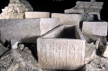 Sarcfago en su lugar, tras las excavaciones en la cripta arqueolgica de M.Fleury. El sarcfago en primer plano, con el panel de la cabeza adornado, es de piedra caliza de Tonnerre; tumba 41 tras las excavaciones de M.Fleury. J.Mangin  Document Unit d'Archologie de la ville de Saint-Deni