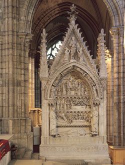 Tombeau de Dagobert, en pierre calcaire, situ dans le choeur liturgique.  C. Rose - CMN