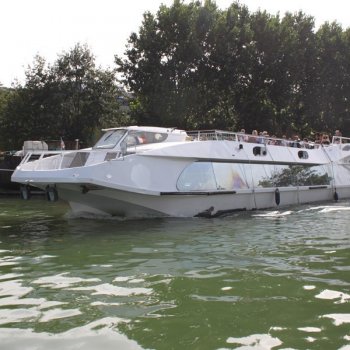 Bateau Henri IV sur le Canal de l'Ourcq