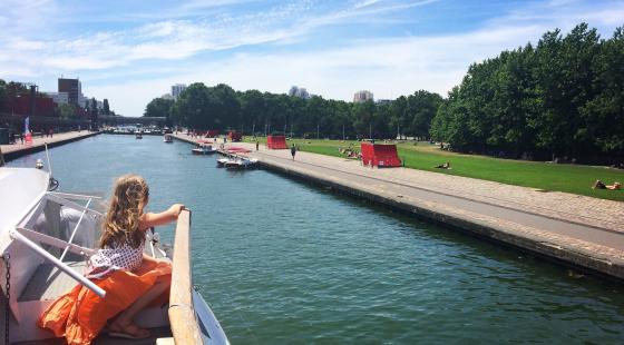 Navette qui traverse le parc de La Villette