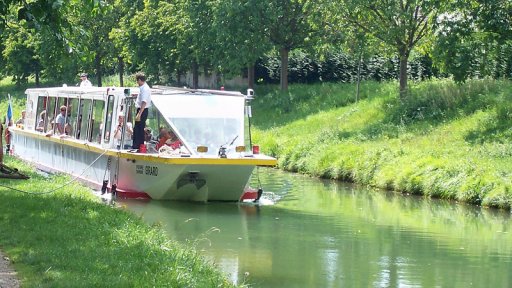 bateau Pierre Simon Girard sur le Canal de l'Ourcq