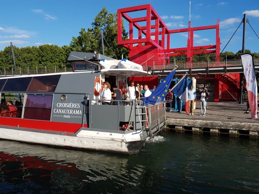 La Gavroche embarque des passagers de l't du Canal dans le parc de La Villette