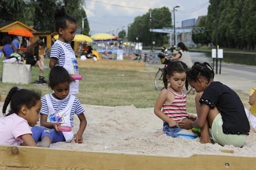 Enfants au bord du canal de l'Ourcq  Bobigny