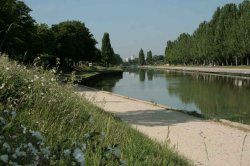 Parc de la bergre, pathways on the banks of  Ourcq canal