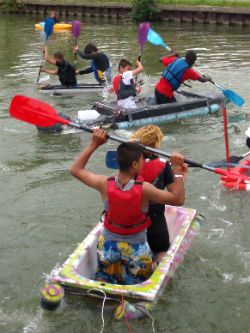 Baignoires qui flottent sur l'Ourcq