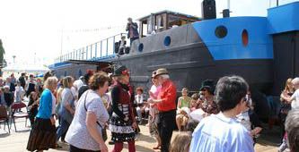 guinguette barge chat qui pche: dancing