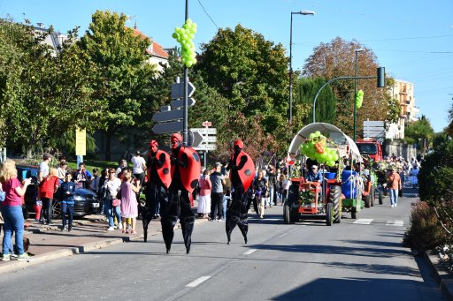 Dfil pendant la fte des vendanges de Gagny