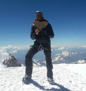 Nadir dendoune au sommet de l'Everest © Camille Millerand