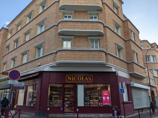Façade du magasin Nicolas, caviste au Pré Saint-Gervais depuis 1939