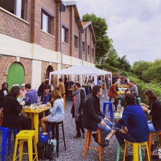 sortir en amis en terrasse en journe, en soire