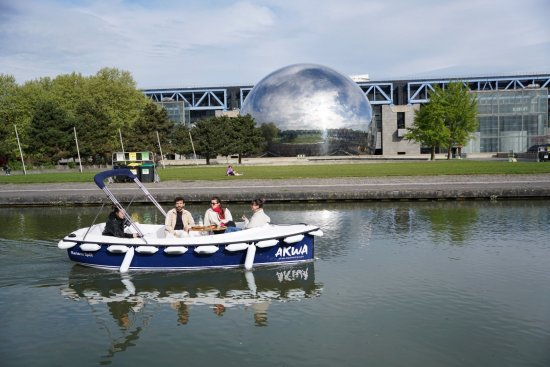 Bateau de Akwa sur le canal de l'Ourcq, parc de la Villette