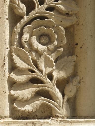 Détail sculpture basilique Saint-Denis fleur