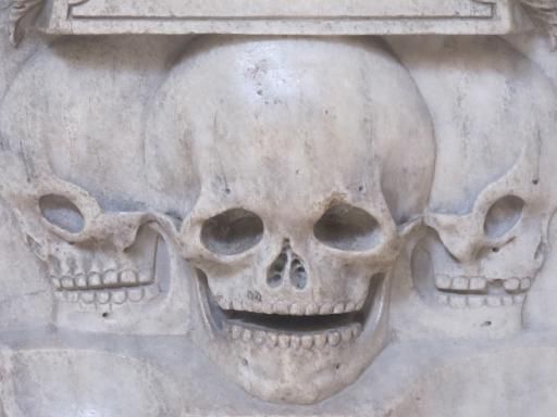 Détail sculpture basilique Saint-Denis têtes de mort