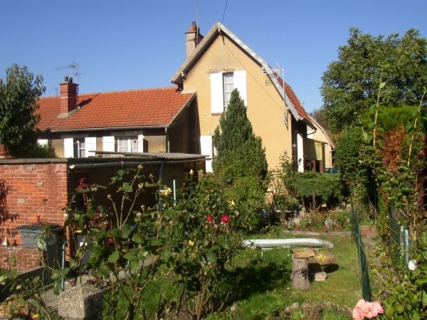 Livry-Gargan, Cit-jardin de la Poudrerie, jardin d'un pavillon depuis l'avenue Voltaire.  B. Pouvreau. Dpartement de la Seine-Saint-Denis