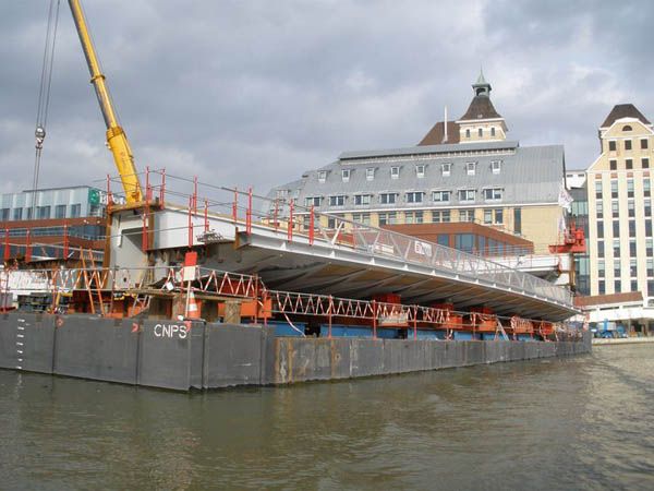 Travaux du pont sur le canal de l'Ourcq prs des Grands Moulins de Pantin