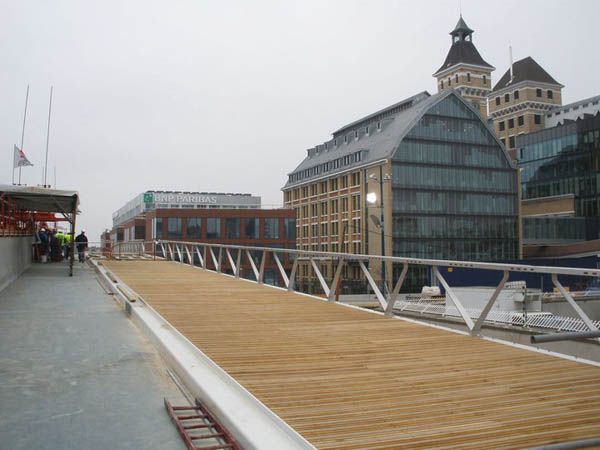 Pont  Pantin prs des Moulins de Pantin - accs au Tramway T3 et traverse du canal de l'Ourcq