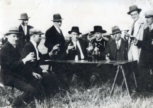 1933 : Le premier pardon de Saint-Denis à l'ancien Champ de courses. Jules Trémel est le premier à gauche. Collection Amicale des Bretons de Saint-Denis