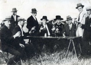 1933 : Le premier pardon de Saint-Denis  l'ancien Champ de courses. Jules Trmel est le premier  gauche. Collection Amicale des Bretons de Saint-Denis