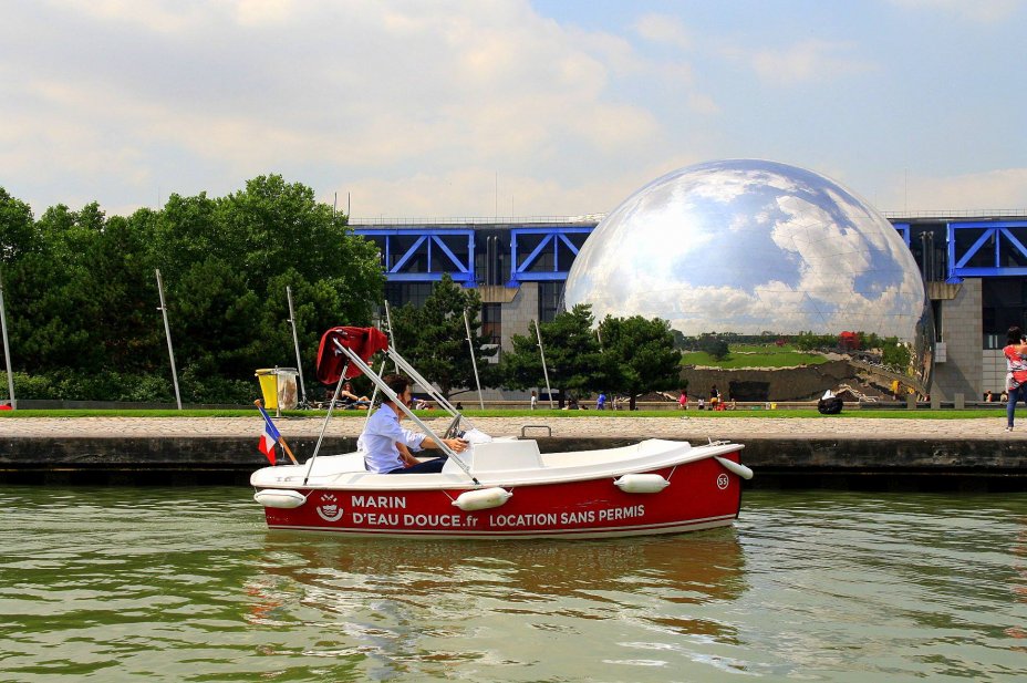 barco por el bassin de la villette