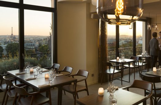 Terrass restaurant à Montmartre, vue Tour Eiffel